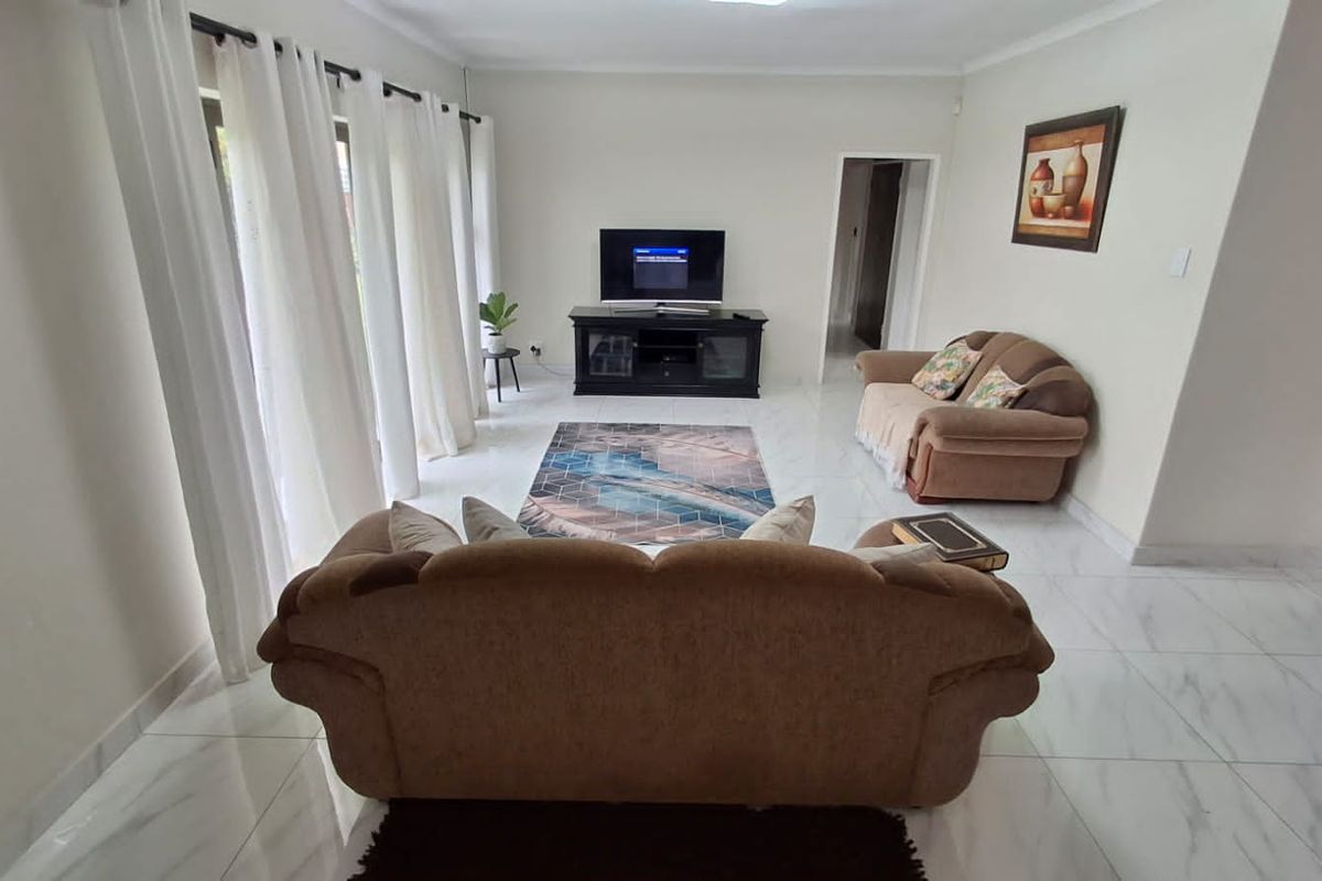BEAUTIFUL AND SPACIOUS 3 BED FAMILY HOUSE WITH SPARKLING POOL FOR SALE,  DON'T MISS OUT, THIS IS A MUST SEE - Photo 4