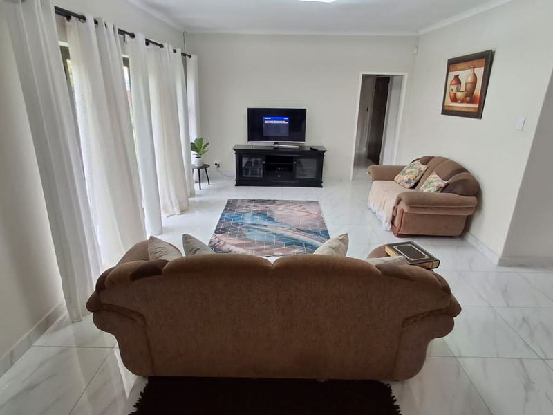 BEAUTIFUL AND SPACIOUS 3 BED FAMILY HOUSE WITH SPARKLING POOL FOR SALE,  DON'T MISS OUT, THIS IS A MUST SEE - Photo 4
