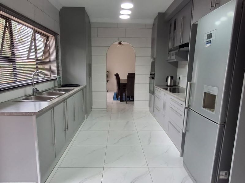 BEAUTIFUL AND SPACIOUS 3 BED FAMILY HOUSE WITH SPARKLING POOL FOR SALE,  DON'T MISS OUT, THIS IS A MUST SEE - Photo 10