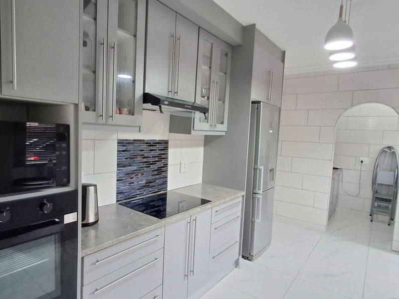 BEAUTIFUL AND SPACIOUS 3 BED FAMILY HOUSE WITH SPARKLING POOL FOR SALE,  DON'T MISS OUT, THIS IS A MUST SEE - Photo 9