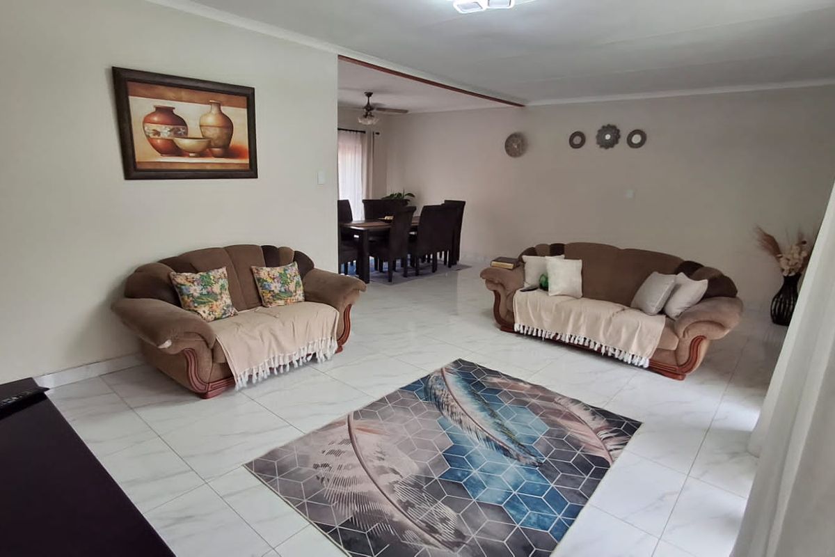 BEAUTIFUL AND SPACIOUS 3 BED FAMILY HOUSE WITH SPARKLING POOL FOR SALE,  DON'T MISS OUT, THIS IS A MUST SEE - Photo 3