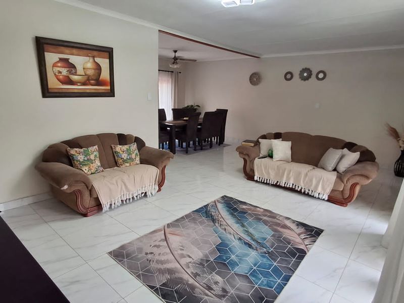 BEAUTIFUL AND SPACIOUS 3 BED FAMILY HOUSE WITH SPARKLING POOL FOR SALE,  DON'T MISS OUT, THIS IS A MUST SEE - Photo 3