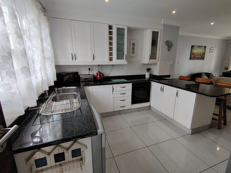 Pristine Luxury Beach Apartment In Upmarket Estate - Photo 9