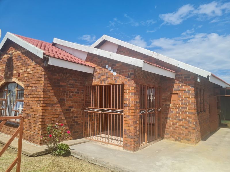 Neat family home in quiet street Sharpville - Photo 4