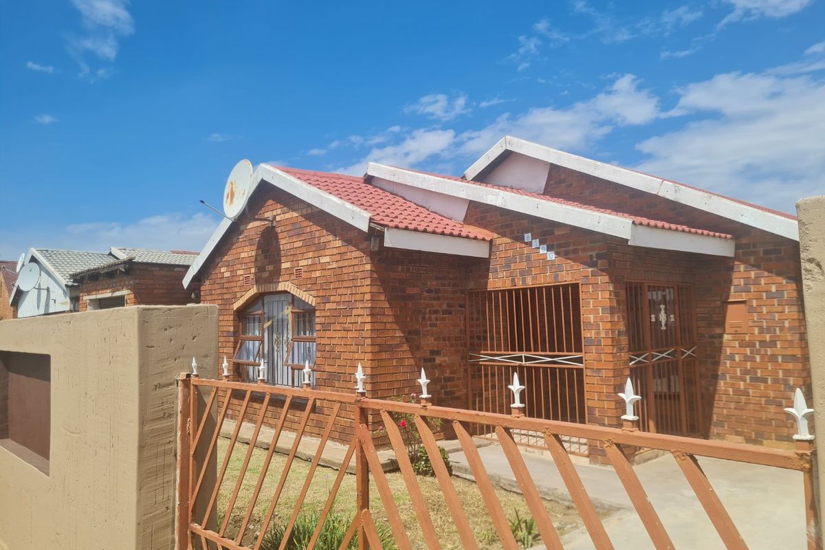 Neat family home in quiet street Sharpville - Photo 3