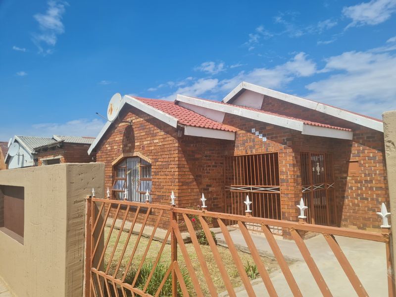 Neat family home in quiet street Sharpville - Photo 3