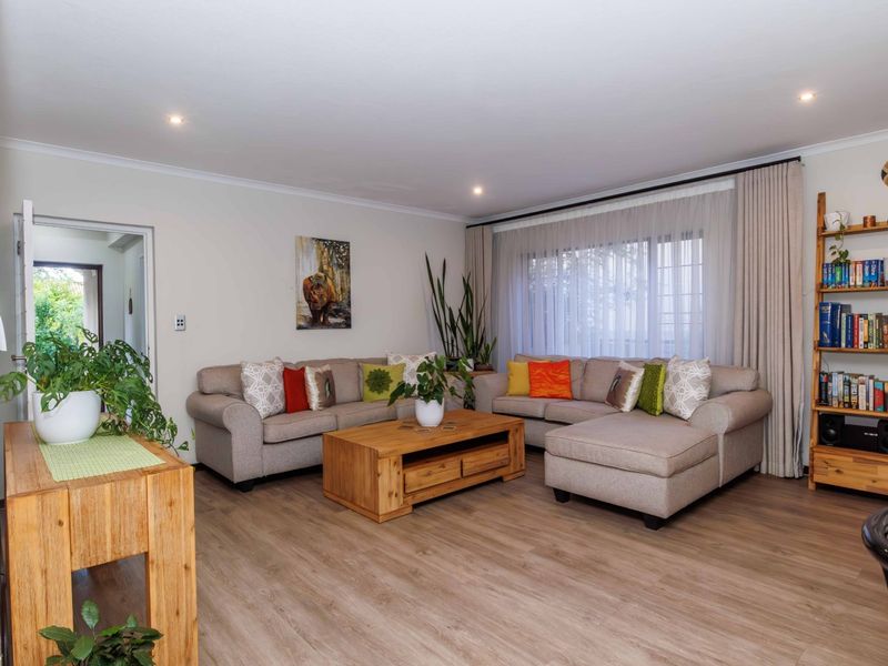 Tranquil Immaculate Home on Greenbelt in Thornhill Estate - Photo 5