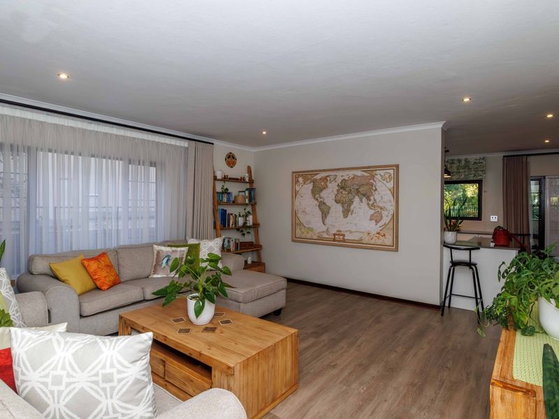 Tranquil Immaculate Home on Greenbelt in Thornhill Estate - Photo 4