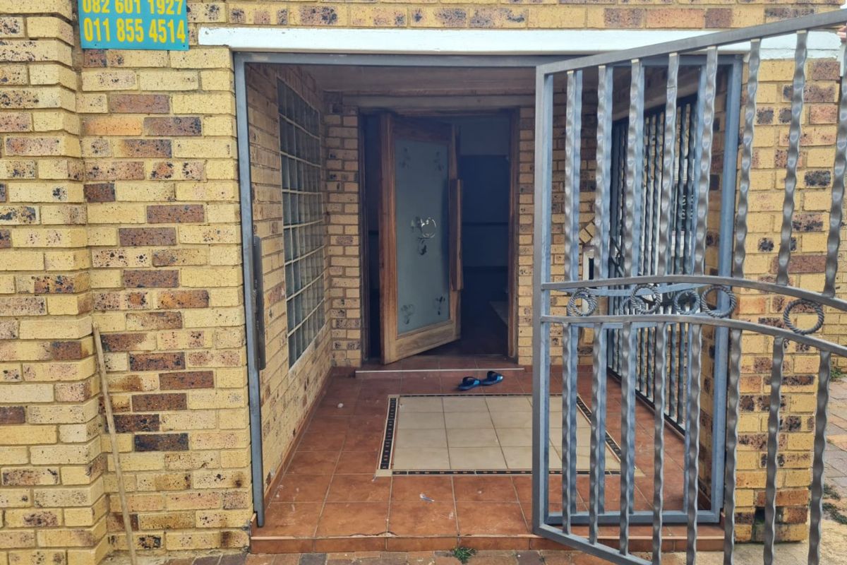 Income earner and well priced - Photo 3