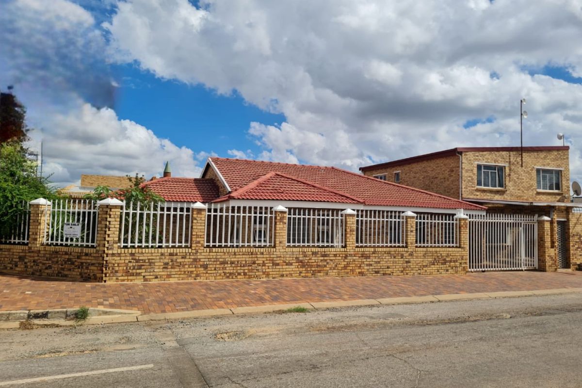 Income earner and well priced - Photo 2