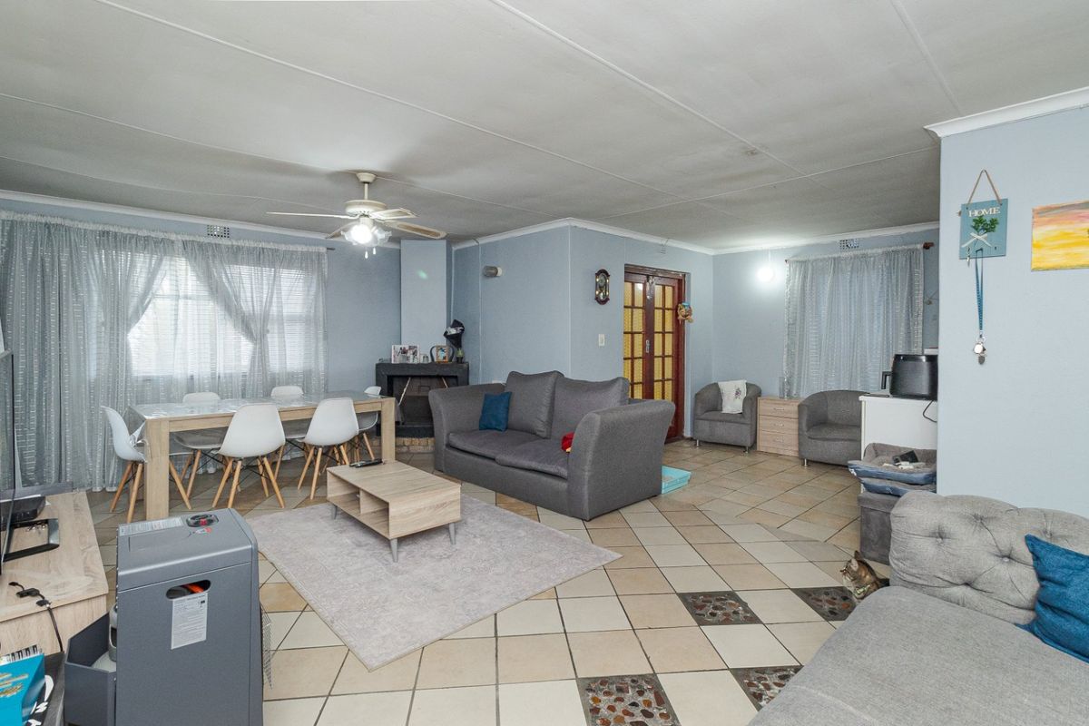 Spacious 5-Bedroom Family Home - Photo 2