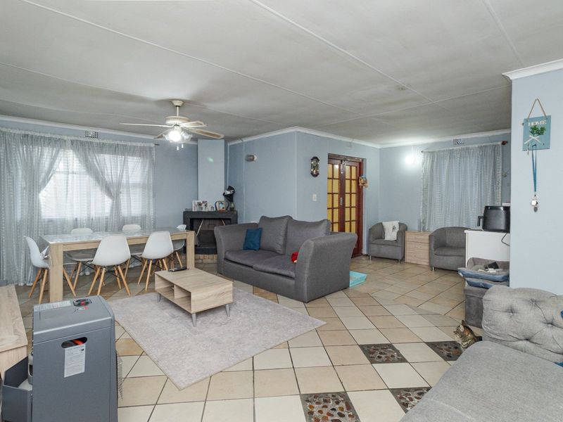 Spacious 5-Bedroom Family Home - Photo 2