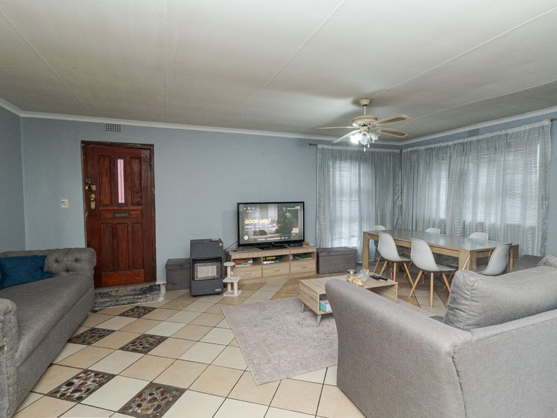 Spacious 5-Bedroom Family Home - Photo 4