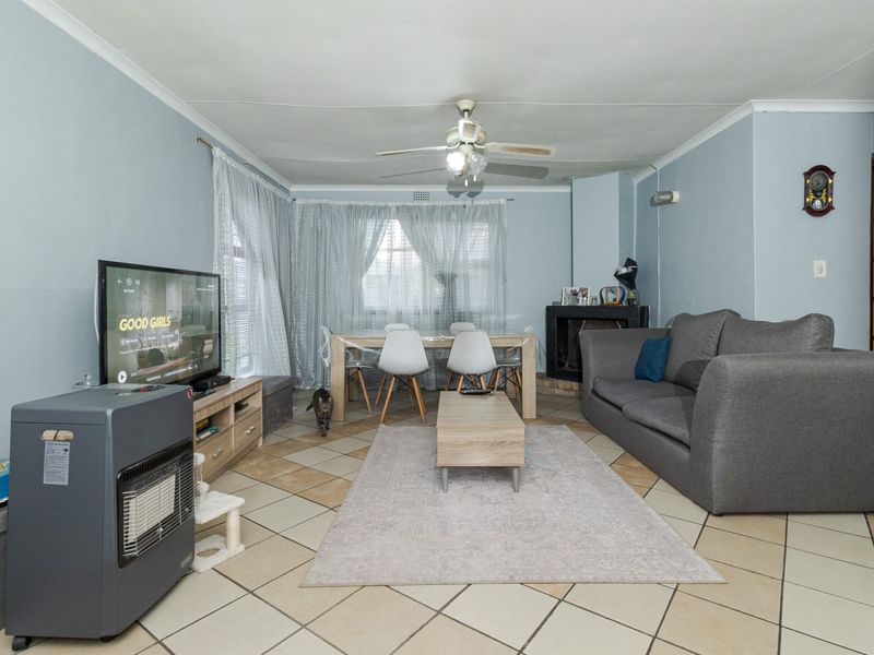 Spacious 5-Bedroom Family Home - Photo 3