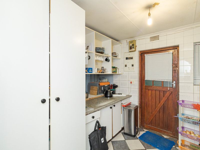 Spacious 5-Bedroom Family Home - Photo 10