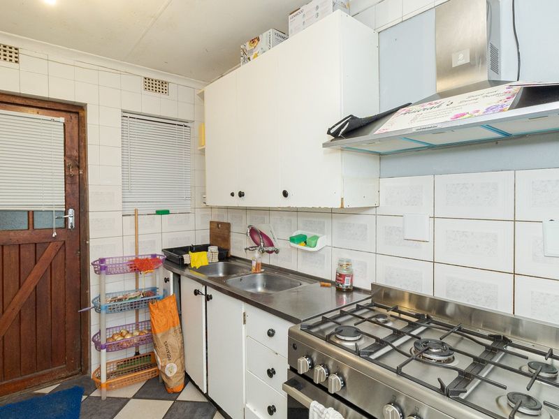 Spacious 5-Bedroom Family Home - Photo 9