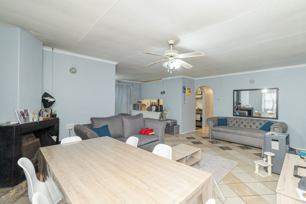 Spacious 5-Bedroom Family Home - Photo 5