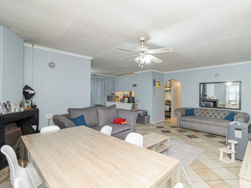 Spacious 5-Bedroom Family Home - Photo 5