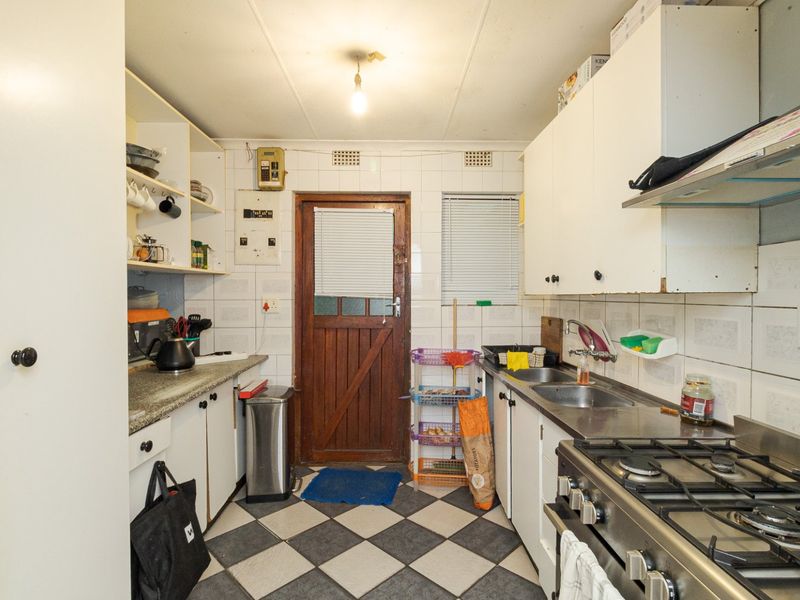 Spacious 5-Bedroom Family Home - Photo 8