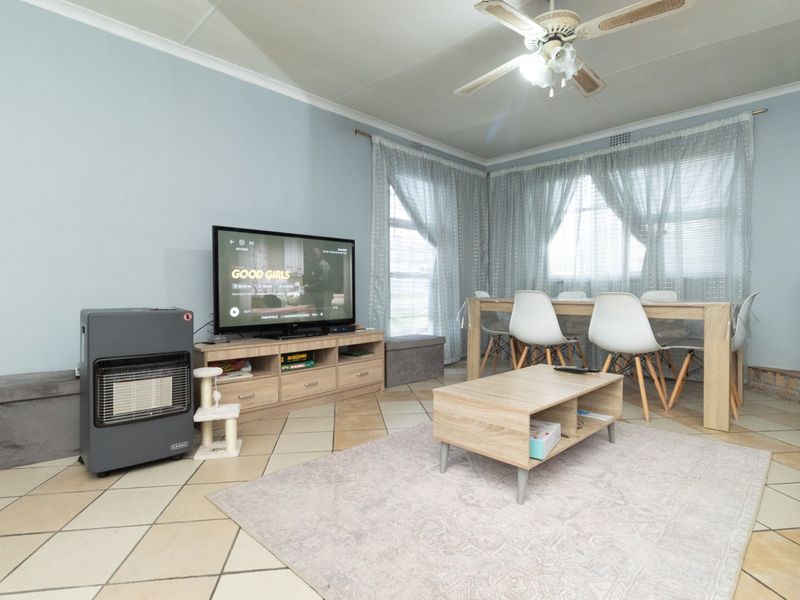 Spacious 5-Bedroom Family Home - Photo 7