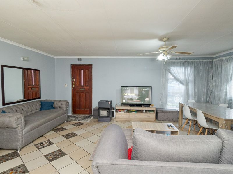 Spacious 5-Bedroom Family Home - Photo 6