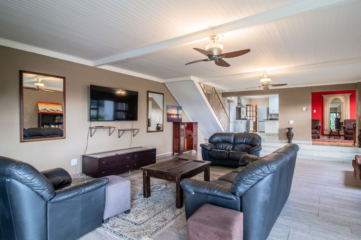 Elegant 6-Bedroom Double-Storey Home Plus Stand with Stunning Views in Solheim - Photo 4