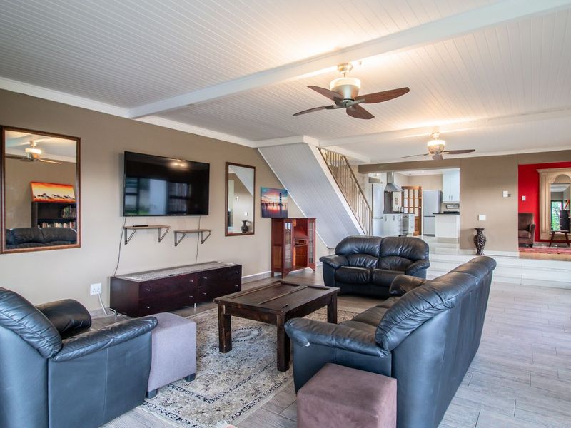 Elegant 6-Bedroom Double-Storey Home Plus Stand with Stunning Views in Solheim - Photo 4