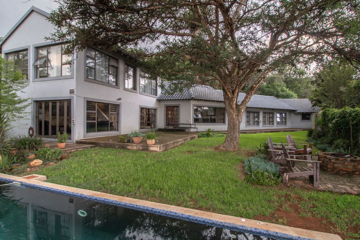 Elegant 6-Bedroom Double-Storey Home Plus Stand with Stunning Views in Solheim - Photo 2