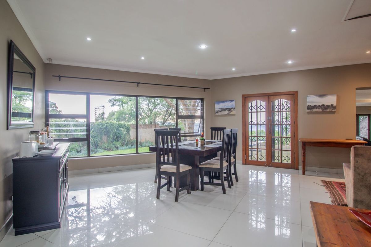 Elegant 6-Bedroom Double-Storey Home Plus Stand with Stunning Views in Solheim - Photo 5