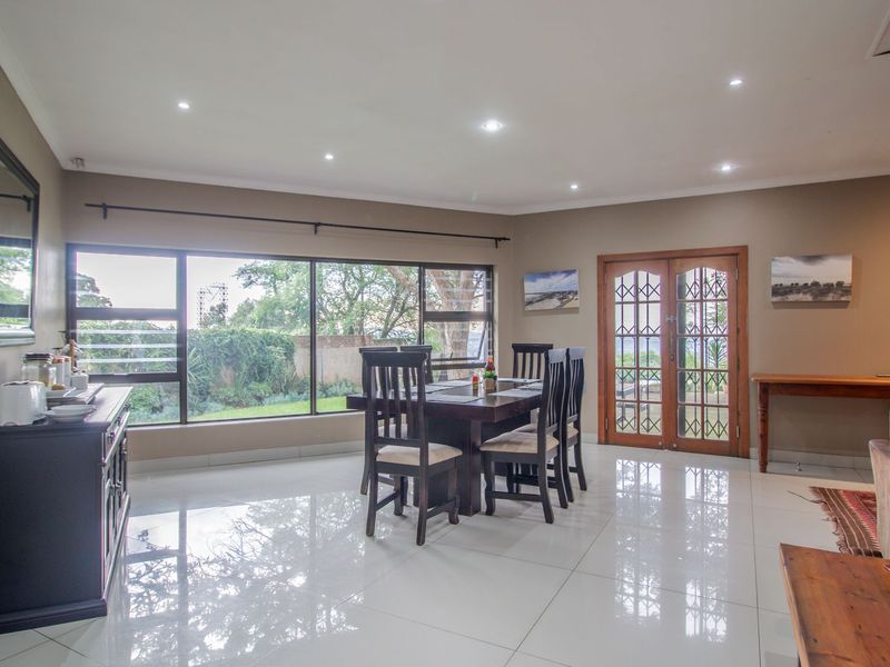 Elegant 6-Bedroom Double-Storey Home Plus Stand with Stunning Views in Solheim - Photo 5