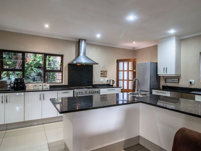 Elegant 6-Bedroom Double-Storey Home Plus Stand with Stunning Views in Solheim - Photo 3