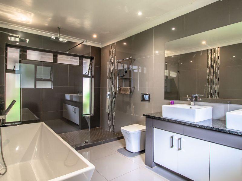 Elegant 6-Bedroom Double-Storey Home Plus Stand with Stunning Views in Solheim - Photo 9