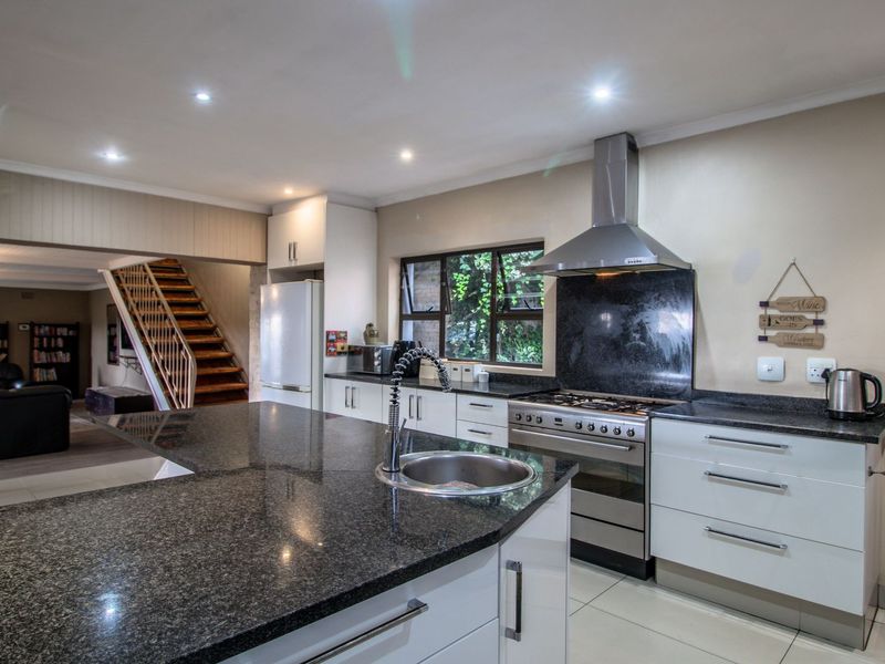 Elegant 6-Bedroom Double-Storey Home Plus Stand with Stunning Views in Solheim - Photo 8