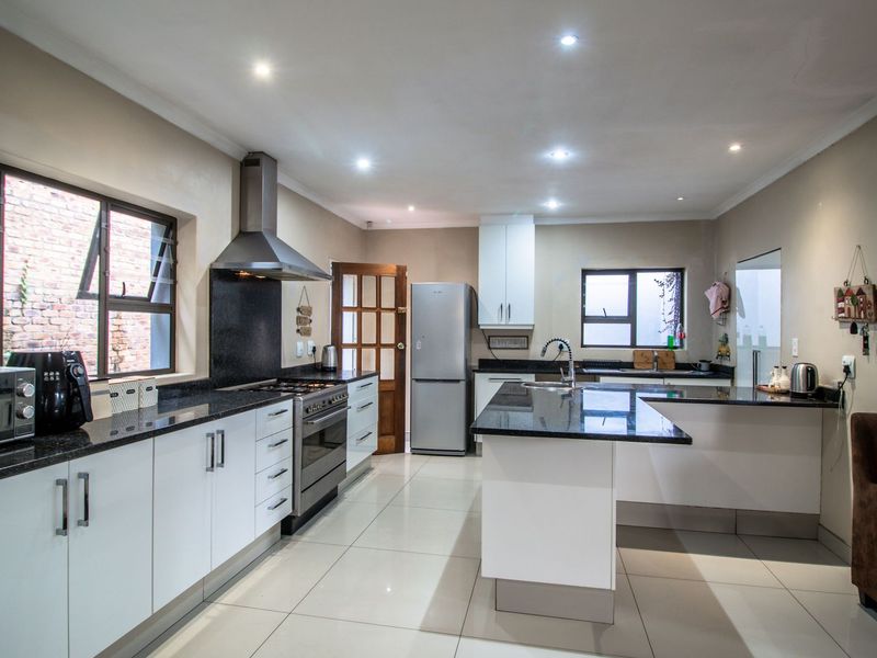 Elegant 6-Bedroom Double-Storey Home Plus Stand with Stunning Views in Solheim - Photo 7