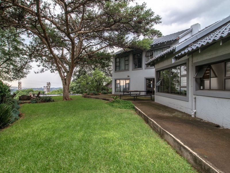 Elegant 6-Bedroom Double-Storey Home Plus Stand with Stunning Views in Solheim - Photo 1