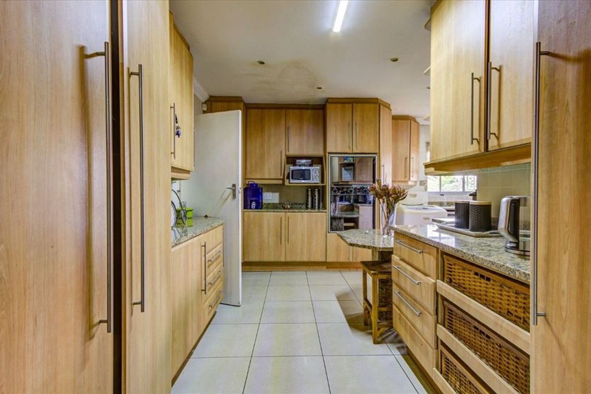 Charming 3-Bedroom Home with Pool and Ample Parking - Photo 2