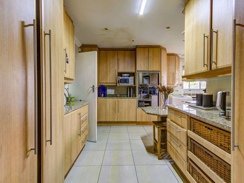 Charming 3-Bedroom Home with Pool and Ample Parking - Photo 2