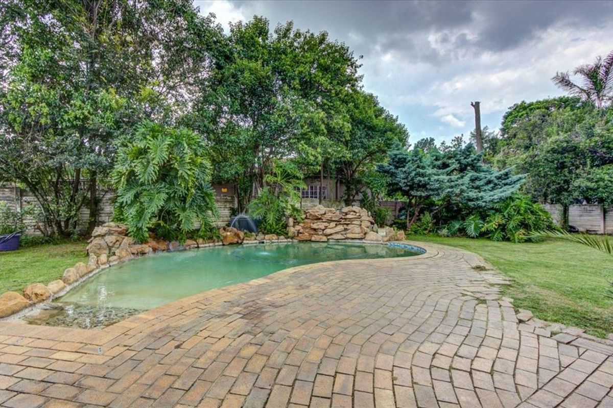 Charming 3-Bedroom Home with Pool and Ample Parking - Photo 3