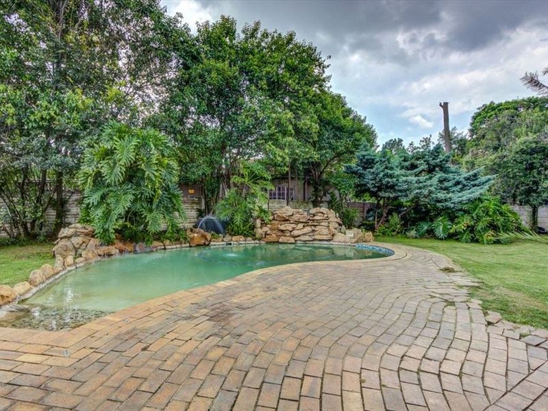 Charming 3-Bedroom Home with Pool and Ample Parking - Photo 3