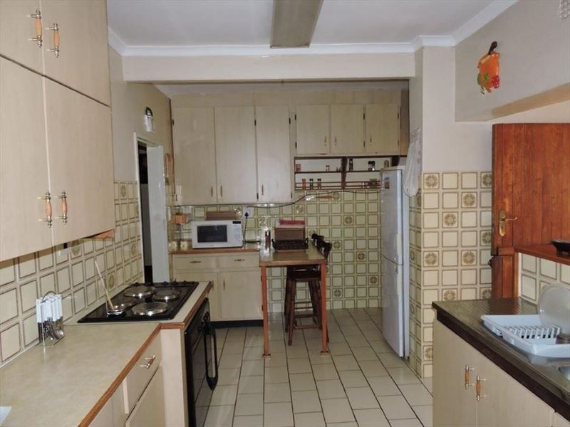 Spacious 5-Bedroom Home with Pool, Staff Quarters, and Ample Parking - Photo 2