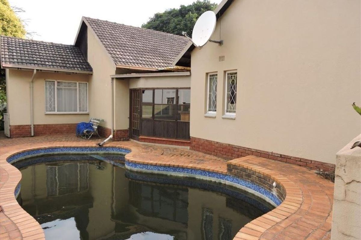 Spacious 5-Bedroom Home with Pool, Staff Quarters, and Ample Parking - Photo 3