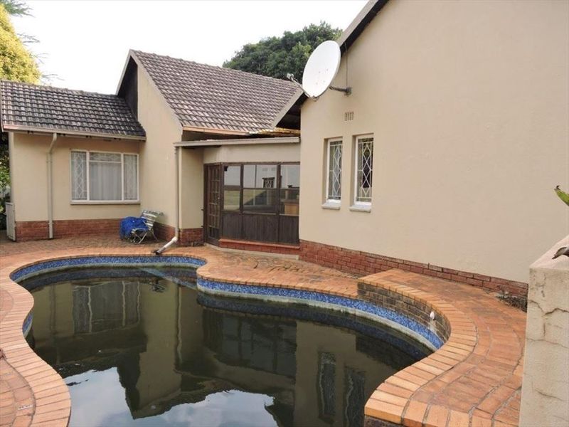 Spacious 5-Bedroom Home with Pool, Staff Quarters, and Ample Parking - Photo 3