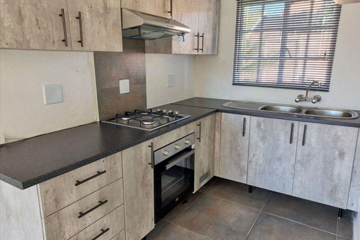 Unparalleled Simplicity and Comfort in the Heart of Home - Photo 2