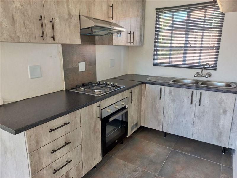 Unparalleled Simplicity and Comfort in the Heart of Home - Photo 2