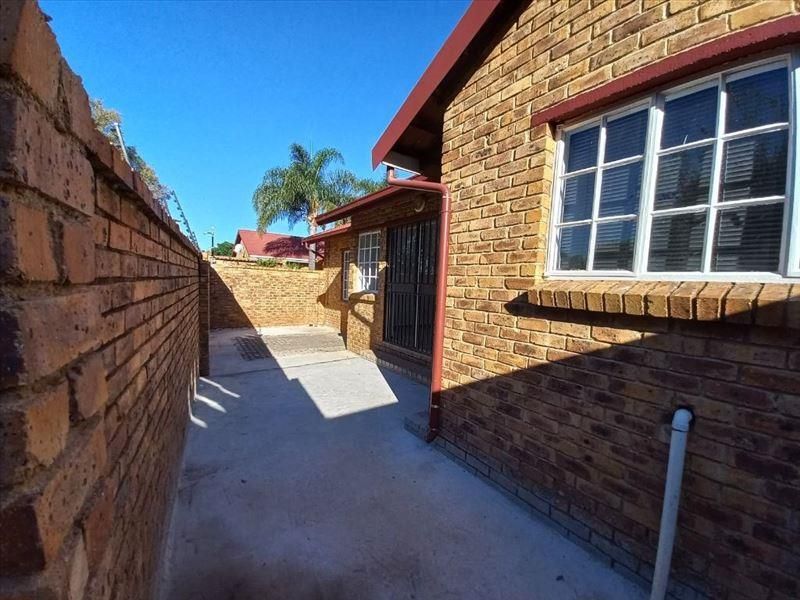 Unparalleled Simplicity and Comfort in the Heart of Home - Photo 3