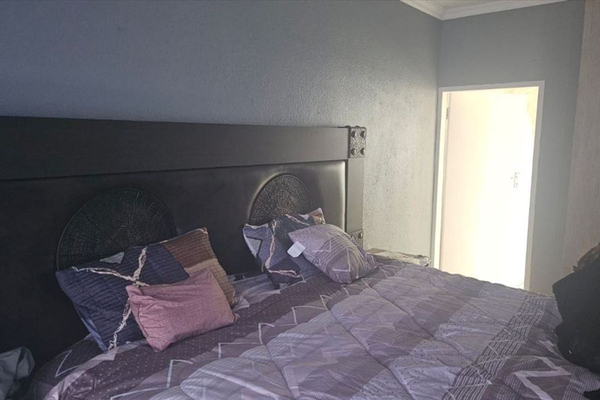 Cozy Home with Essential Amenities - Photo 2