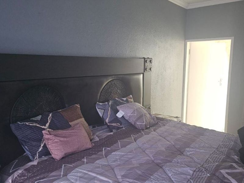 Cozy Home with Essential Amenities - Photo 2