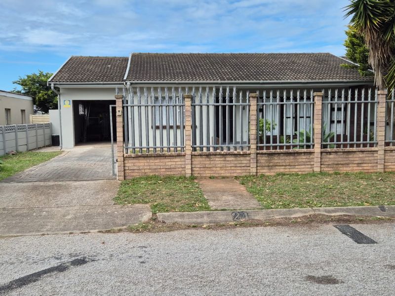 Refreshed spacious family home in great position across a spacious park to play in. - Photo 2