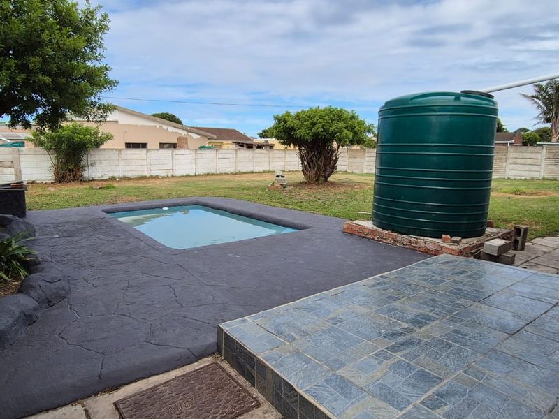 Refreshed spacious family home in great position across a spacious park to play in. - Photo 10