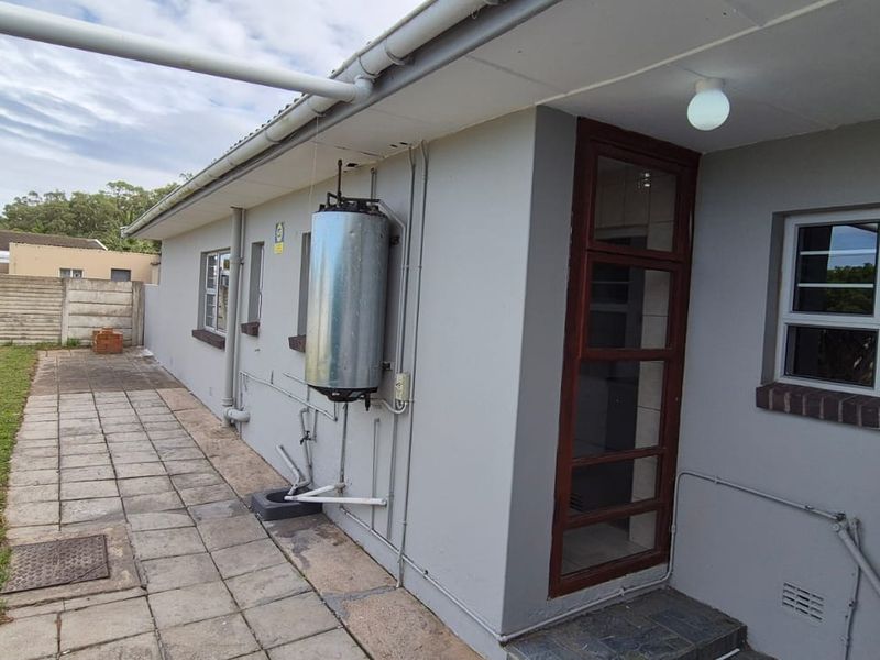 Refreshed spacious family home in great position across a spacious park to play in. - Photo 9